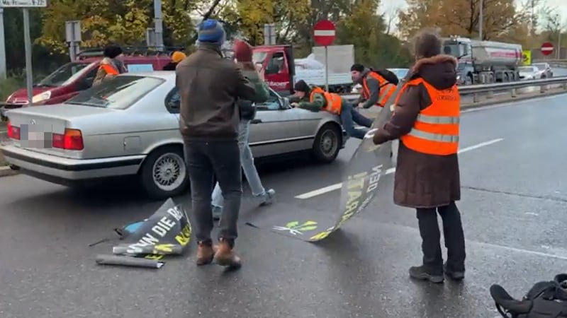 Um dem Lenker den Weg zu versperren, stürzten sich die Aktivsten auf die Windschutzscheibe. (Bild: „Krone“-Leserreporter)