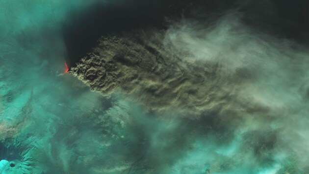 Anfang November gab es eine heftige Eruption, bei der der Kljutschewskoi-Vulkan eine 1600 Kilometer lange Rauchwolke (Bild) ausstieß. (Bild: NASA Earth Observatory/Wanmei Liang und Lauren Dauphin)