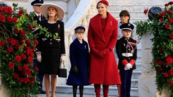 Fürstin Charlene legte am Nationalfeiertag einen strahlenden Auftritt als „Lady in Red“ hin. (Bild: APA/AFP/POOL/Valery HACHE)