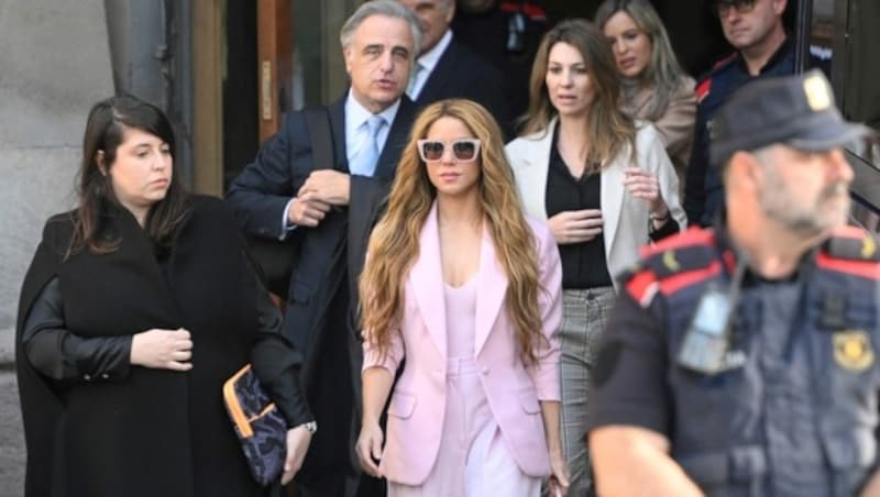 Shakira verlässt das Gericht in Barcelona nach der Einigung. (Bild: APA/AFP/Josep LAGO)