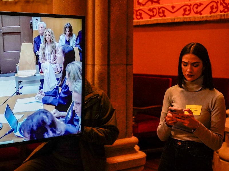 Shakira auf einem Standbild des Livestreams ihres Prozesses in Barcelona (Bild: APA/AP Photo/Joan Mateu Parra)