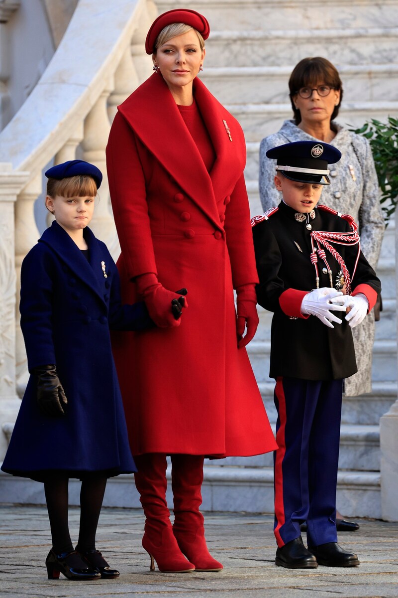 Fürstin Charlene und Prinzessin Gabriella trugen am Nationalfeiertag Partnerlook. (Bild: APA/Valery Hache, Pool Photo via AP)