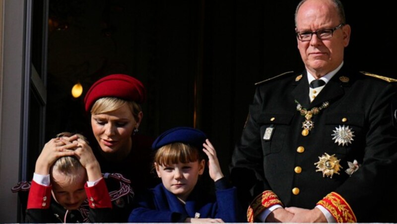 Prinz Jacques sorgte bei seinem Auftritt am Balkon für Schmunzeln. (Bild: APA/AP Photo/Daniel Cole)