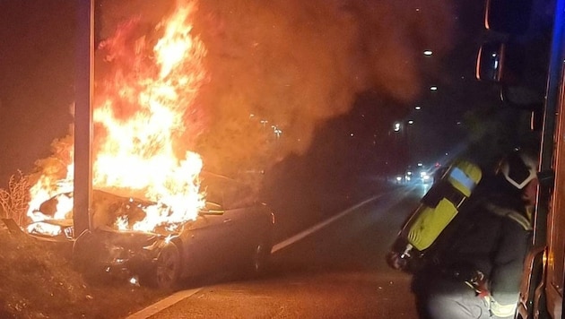 Nachdem das Auto gegen den Lichtmast geprallt war, fing das Fahrzeug plötzlich Feuer.  (Bild: Stadt Wien I Feuerwehr)