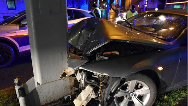 Bei einem der beiden Autounfälle wurde ein Mann schwer, ein anderer lebensgefährlich verletzt. (Bild: LPD Wien)