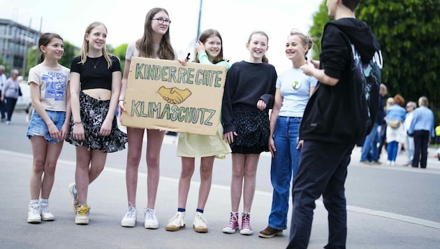 Sieben Kinder lassen nicht locker - sie rufen das Höchstgericht auf den Plan, um über die Klimakrise zu entscheiden. (Bild: APA/EVA MANHART)