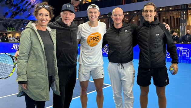 Boris Becker (2. vo. li.) bleibt Trainer von Tennis-Jungstar Holger Rune (3. vo. li.).  (Bild: twitter.com/TheBorisBecker)