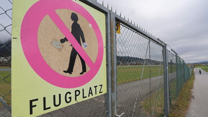 Rund ums Gelände des Flughafens Innsbruck befinden sich Zäune, der Zutritt ist verboten.