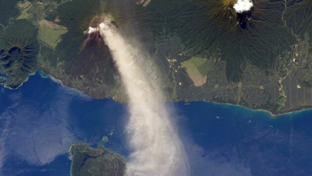 In Papua-Neuguinea hat der Vulkan Ulawun eine 15 Kilometer hohe Aschewolke ausgespuckt. (Bild: AFP/NASA)