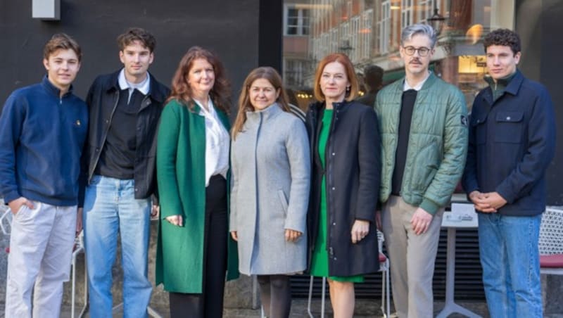 Präsentation im Grazer Schubert-Kino, von links: Filmemacher Fabian Ifkovich und Christoph Wanderer, Michaela Gosch, Landesrätinnen Doris Kampus und Simone Schmiedtbauer, Michael Kurzmann (Fachstelle für Burschenarbeit) und TikToker Juri Heusgen (Bild: Land Steiermark/Weissitsch)