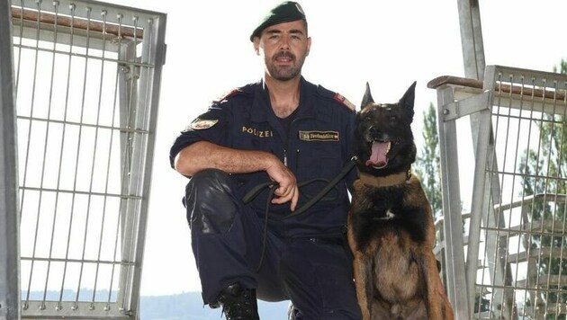 Paco und Herrchen. (Bild: Polizei Vorarlberg)