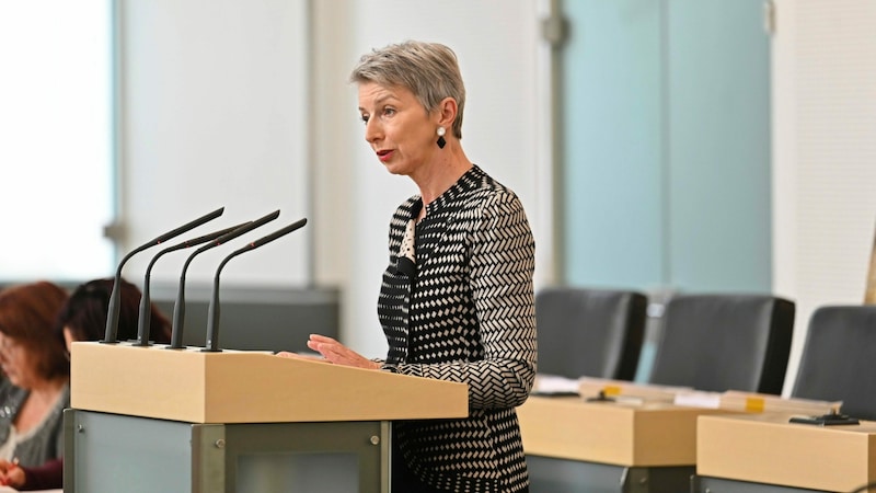 SPÖ-Finanzreferentin Gaby Schaunig präsentiert im Landtag den Landesvoranschlag 2025. (Bild: EVELYN HRONEK)