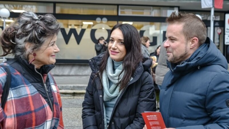 Solidarität für Biljana Vrzogic von Ex-Bürgermeisterin Hedi Wechner (li.) und ÖGB-Vize-Chef Bernhard Höfler (re.). (Bild: Hubert Berger)