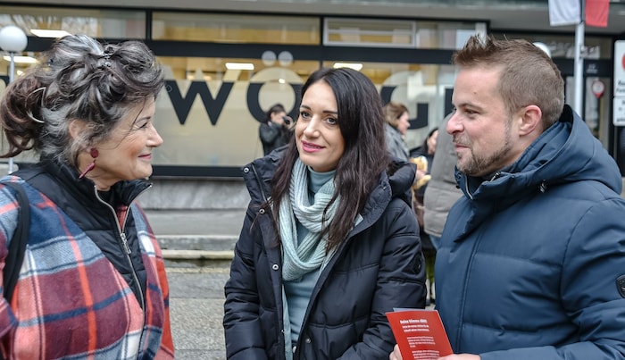 Solidarität für Biljana Vrzogic von Ex-Bürgermeisterin Hedi Wechner (li.) und ÖGB-Vize-Chef Bernhard Höfler (re.).