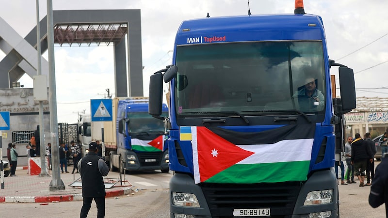 Nákladní auto se zásobami pomoci (Bild: APA/AFP/MOHAMMED ABED)