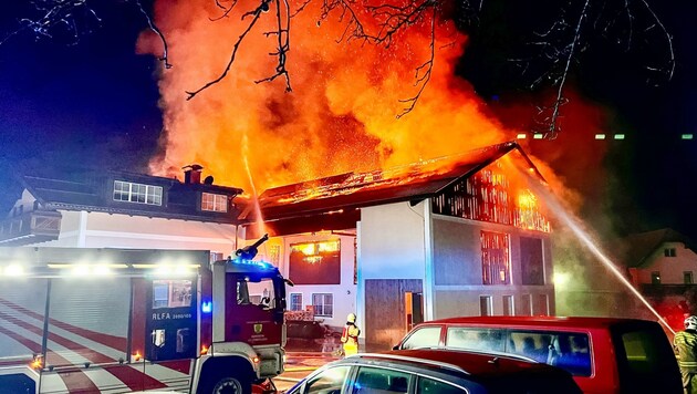 Feuerwehr konnte nach stundenlangem Einsatz löschen. (Bild: Tschepp Markus)
