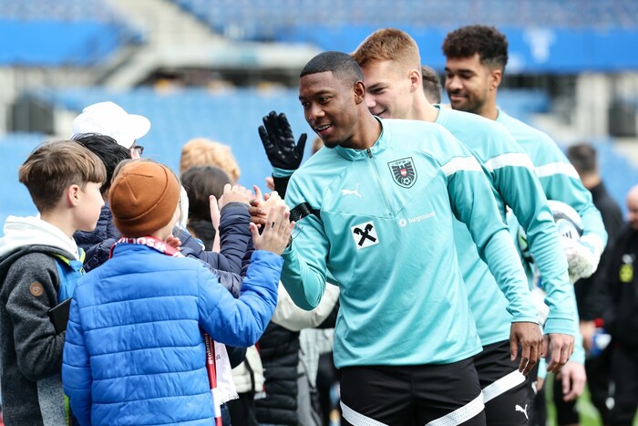 Kapitän David Alaba und Co. klatschten mit den Kindern ab.