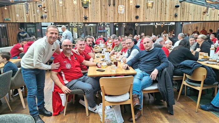 ÖFB-Präsident Klaus Mitterdorfer mit treuen Anhängern beim Treffen mit den offiziellen ...