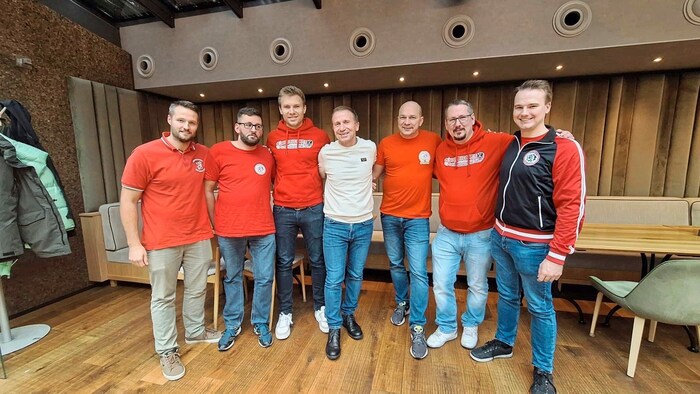 ÖFB-Präsident Klaus Mitterdorfer mit sechs Mitgliedern des Fanklubs „Hurricanes“.