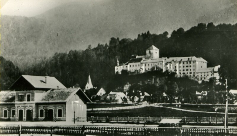 Der Bahnhof Arnoldstein (Vordergrund) um das Jahr 1873 (Bild: Archiv Marktgemeinde Arnoldstein)