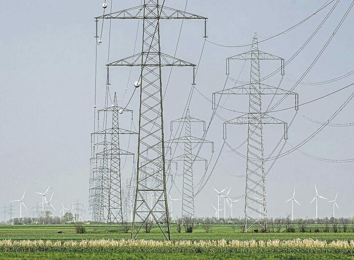 Die 42 Kilometer lange neue Mittelburgen- land-Leitung soll parallel zur 380kV- Leitung ...