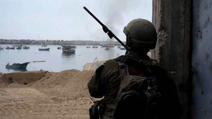 Ein israelischer Soldat im Hafen von Gaza-Stadt