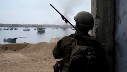 Ein israelischer Soldat im Hafen von Gaza-Stadt (Bild: APA/AFP/Israeli Army)