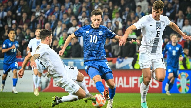 Bei Slowenien gegen Kasachstan konnten die Gastgeber den Angriff auf Platz 2 noch einmal abwehren … (Bild: AFP)