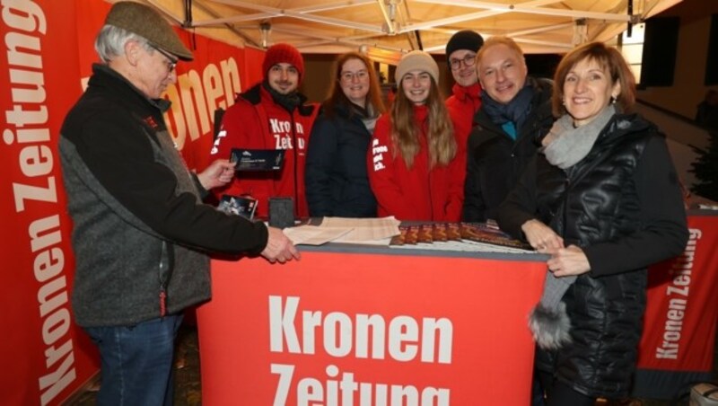 „Krone“-Geschäftsführer Gerhard Valeskini (2. v. re.), Marketing-Chefin Gertrude Gigler (re.) und Michaela Strametz (Mediaprint-Eventmarketing, 3. v. li.) mit unserem großartigen Promotoren-Team. (Bild: Jauschowetz Christian)