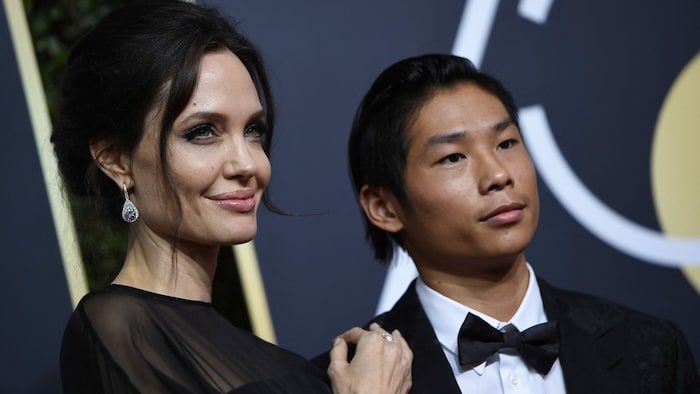 Pax mit Mama Angelina Jolie 2018 am roten Teppich der Golden Globe Awards