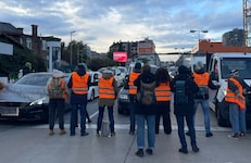 Rund 70 Anhänger der Letzten Generation legten den Frühverkehr erneut lahm. (Bild: Krone KREATIV)