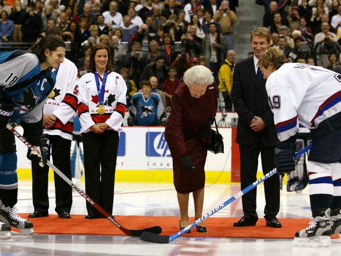 Queen Elizabeth II. eröffnet im Oktober 2002 ein Spiel der Vancouver Canucks gegen die San Jose ...
