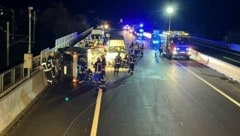 Bei einem Verkehrsunfall am Montagabend auf der A3 Richtung Wien wurden vier Personen verletzt, eine davon schwer. (Bild: BFKD/Prünner, Krone KREATIV)