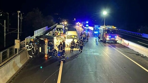 Bei einem Verkehrsunfall am Montagabend auf der A3 Richtung Wien wurden vier Personen verletzt, eine davon schwer. (Bild: BFKD/Prünner, Krone KREATIV)