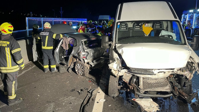 Vier verletzte Personen forderte ein Verkehrsunfall auf der A3 im Bereich Müllendorf.
