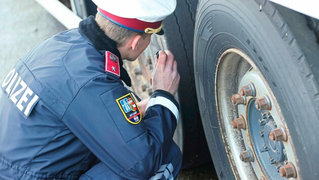 Die Polizei kontrollierte den Schwerverkehr auf der Westautobahn bei Kuchl (Bild: Markus Tschepp)
