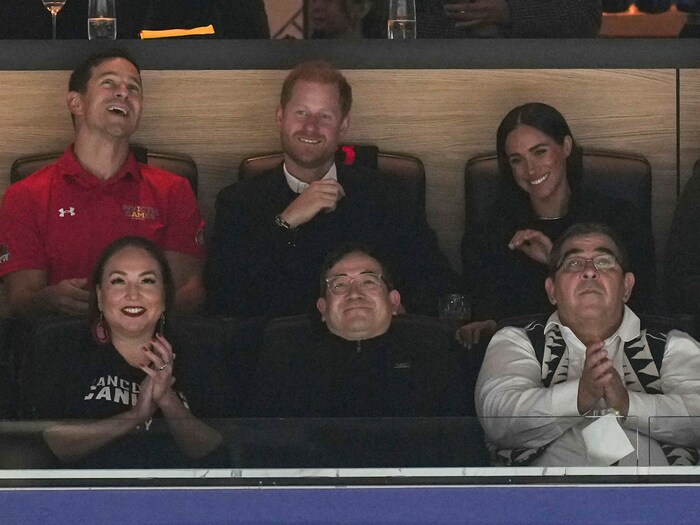 Prinz Harry und Herzogin Meghan amüsieren sich beim NHL Spiel in Vancouver.