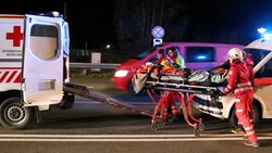 Das Rote Kreuz transportierte die Verletzten ab. (Bild: Rotes Kreuz Salzburg)