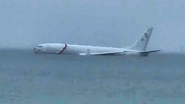 Das Flugzeug ist beim Anflug auf einen Stützpunkt auf Hawaii über die Landebahn hinausgeschossen ...