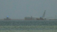 Ein Flugzeug der US-Marine ist beim Anflug auf einen Stützpunkt auf Hawaii über die Landebahn ...