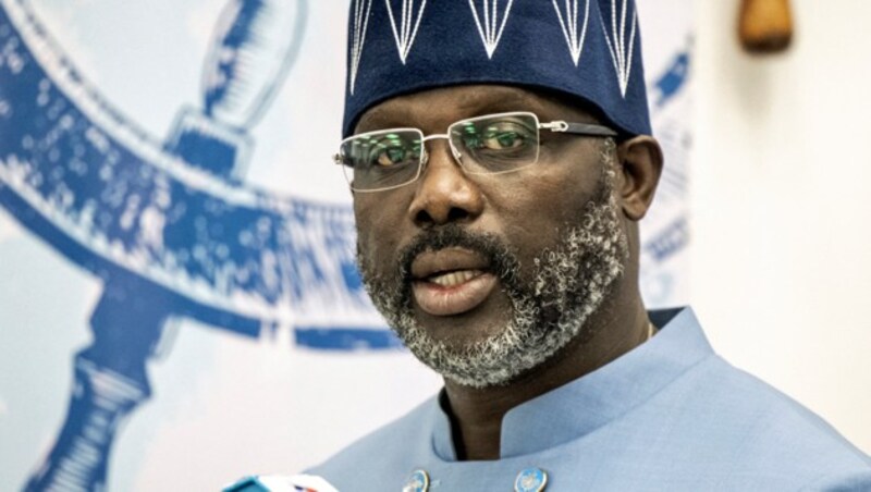 ... und der abgewählte Präsident George Weah (Bild: APA/AFP/JOHN WESSELS)