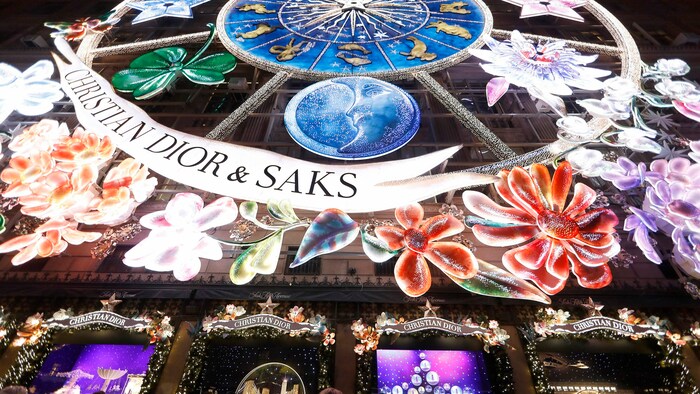 Das Luxus-Kaufhaus Saks Fith Avenue wird in der Weihnachtszeit atemberaubend schön beleuchtet.