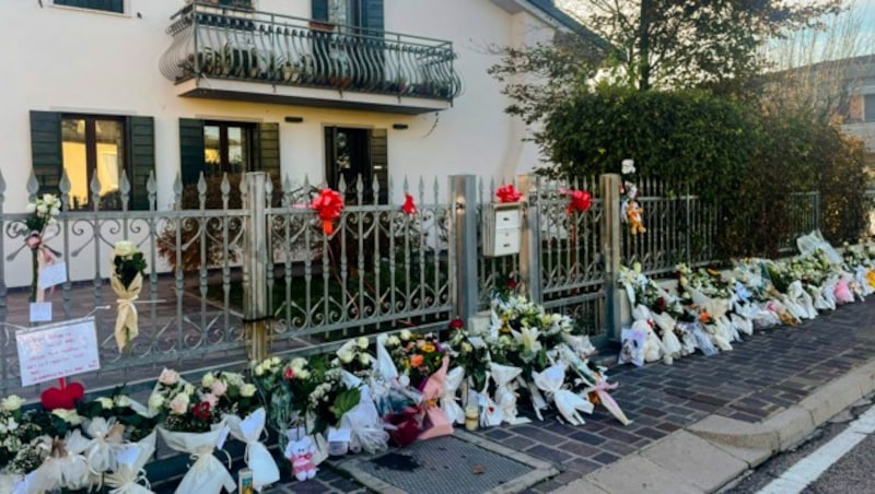 Blumen vor dem Haus der Familie von Giulia (Bild: AP)