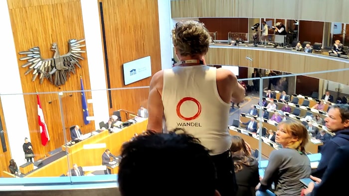 Wandel-Mitglied und Mindestpensionist wirft „letztes Hemd“ von Zuschauertribüne im Parlament
