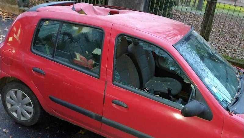 Der rote Renault Clio wurde unfreiwillig zum Cabrio. (Bild: APA/AFP/DDSP 67/HANDOUT)