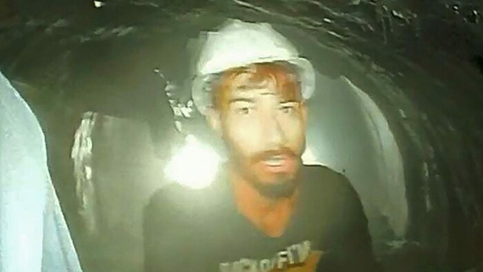 Dieser Mann ist gemeinsam mit 40 anderen in einem eingestürzten Autobahntunnel in Indien ...