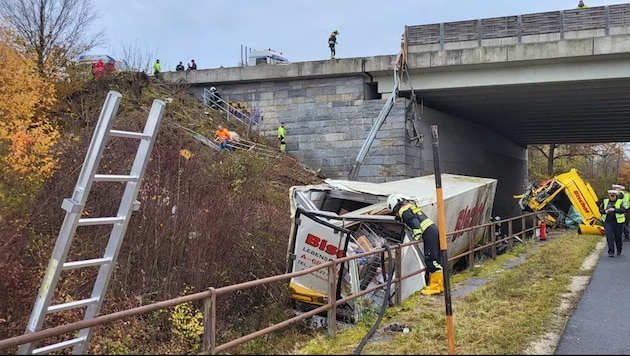 Der Lastwagen stürzte in einen Graben. (Bild: fotokerschi.at)