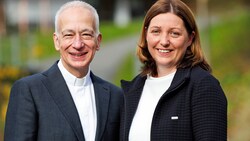 Die neue Caritas-Chefin Nora Tödtling-Musenbichler mit Vorgänger Michael Landau (Bild: APA/CARITAS ÖSTERREICH/BERND HOFMEISTER)