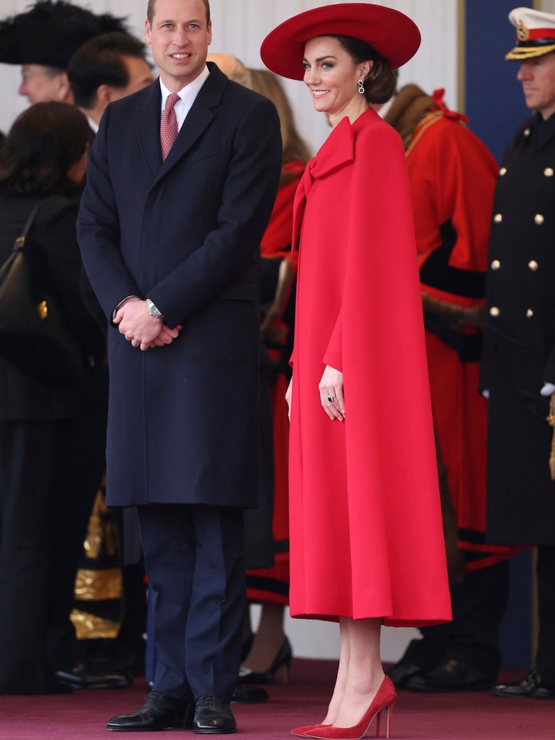 Prinzessin Kate sah in ihrem roten Look einfach fantastisch aus. (Bild: APA/Chris Jackson/Pool Photo via AP)