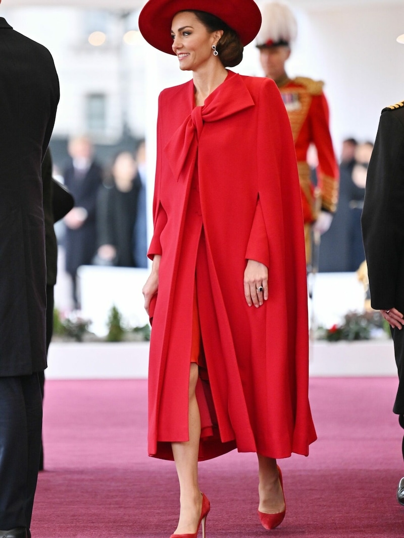 Das Kleid, das Kate unter ihrem roten Capemantel mit Schleife trug, war ungewöhnlich kurz. (Bild: ROTA / Camera Press / picturedesk.com)